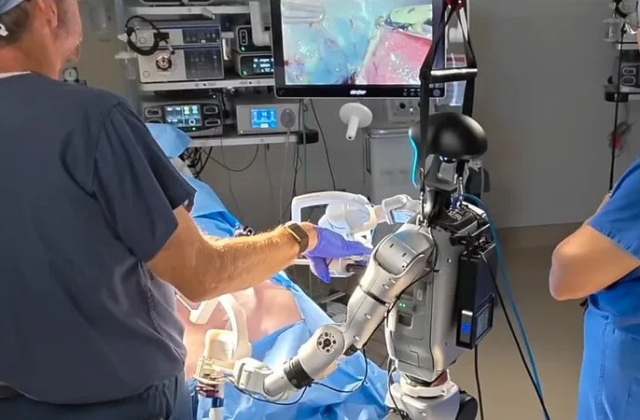 Robot Hình Người Đột Phá Trong Phẫu Thuật: Một Bước Tiến Trong Y Học