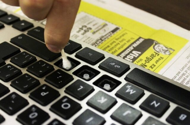 Hướng Dẫn Vệ Sinh Bàn Phím Laptop Đúng Cách Để Kéo Dài Tuổi Thọ