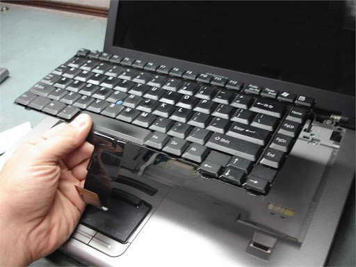Hướng Dẫn Vệ Sinh Bàn Phím Laptop Đúng Cách Để Kéo Dài Tuổi Thọ 2 Tháo lắp bàn phím để vệ sinh