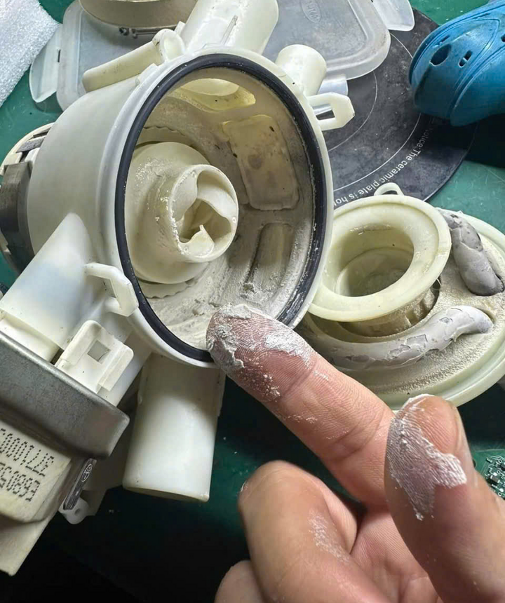 Tại Sao Máy Rửa Bát Cần Sử Dụng Muối, Chất Tẩy Rửa Và Nước Bóng?