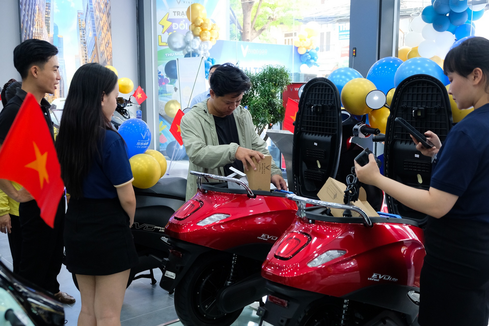 VinFast Ra Mắt Showroom Xe Điện Cao Cấp EV-Zone Xu Hướng Mới Trong Ngành