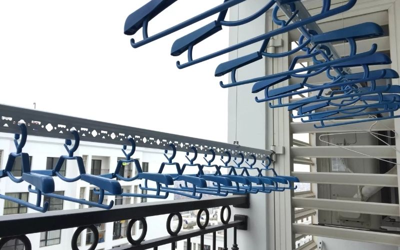 Hướng Dẫn Chọn Mua Cây Phơi Đồ Phù Hợp Để Tiết Kiệm Không Gian 1 Cây phơi đồ trong nhà