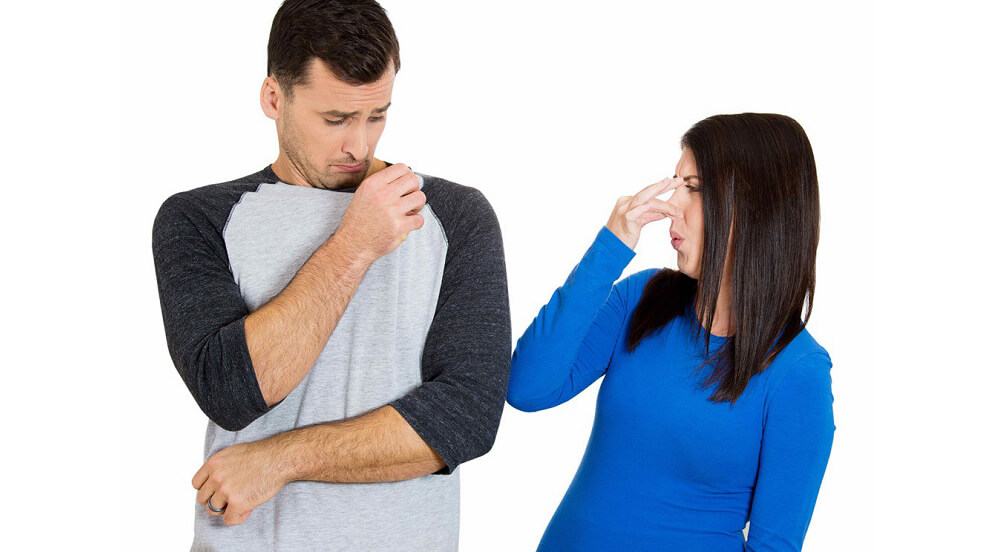 Giải Pháp Làm Khô Quần Áo Nhanh Chóng Trong Những Ngày Mưa Nhiều 1 Mặc quần áo ẩm có mùi hôi khó chịu.